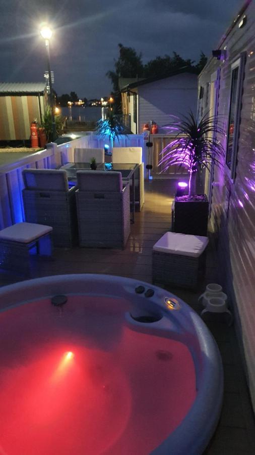 Relaxing Breaks With Hot Tub At Tattershal Lakes 3 Bedroom Tattershall Exteriör bild